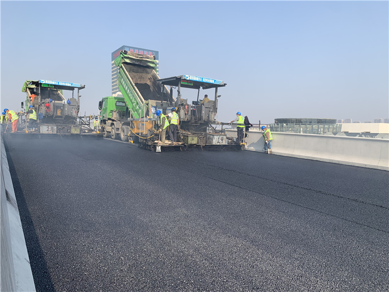 沂河路快速化改造工程京沪高速清河西路一标段主线高架段沥青摊铺完成