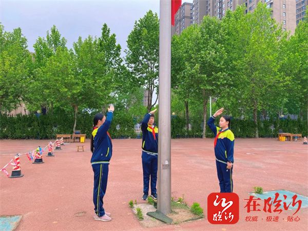 临沂玉龙湾小学举行润玉德育主题活动暨第十三周升旗仪式