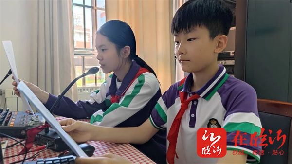 临沂北城小学举行525我爱我心理健康教育主题升旗仪式