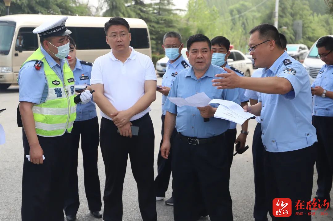 首先,与会人员先后到沂蒙北路与白新线交会处,玫瑰湖社区,汪沟镇王家