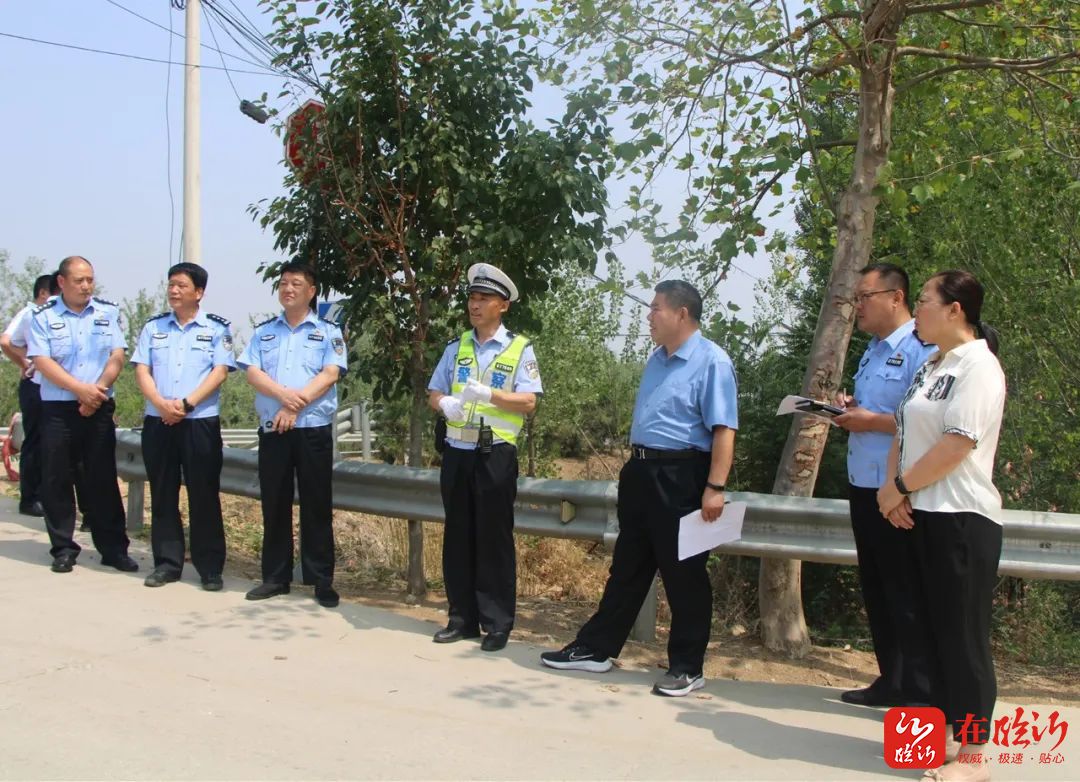 首先,与会人员先后到沂蒙北路与白新线交会处,玫瑰湖社区,汪沟镇王家
