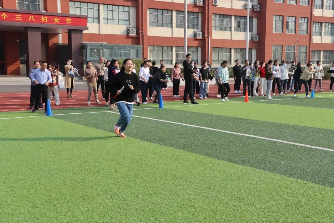临沂启阳小学开展庆祝三八妇女节趣味活动