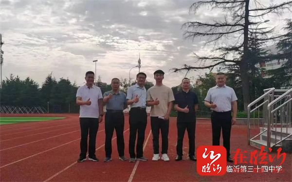 在地生中考取得优异成绩的同学获得表彰,刘迪校长,刘德忠书记,张娟副