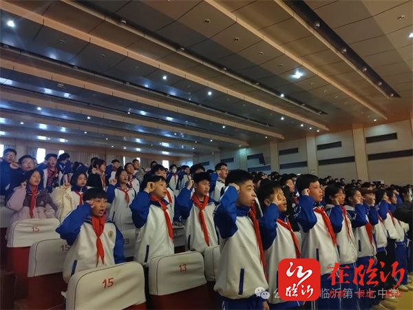 心怀梦想热辣滚烫龙腾虎跃青春激扬临沂第十七中学举行2023级表彰大会