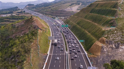 面对济潍高速通车这一历史性事件和难得的机遇,潭溪山营销中心超前