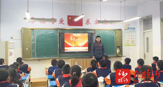 费县东关小学开展童眼看两会筑梦向未来主题教育活动