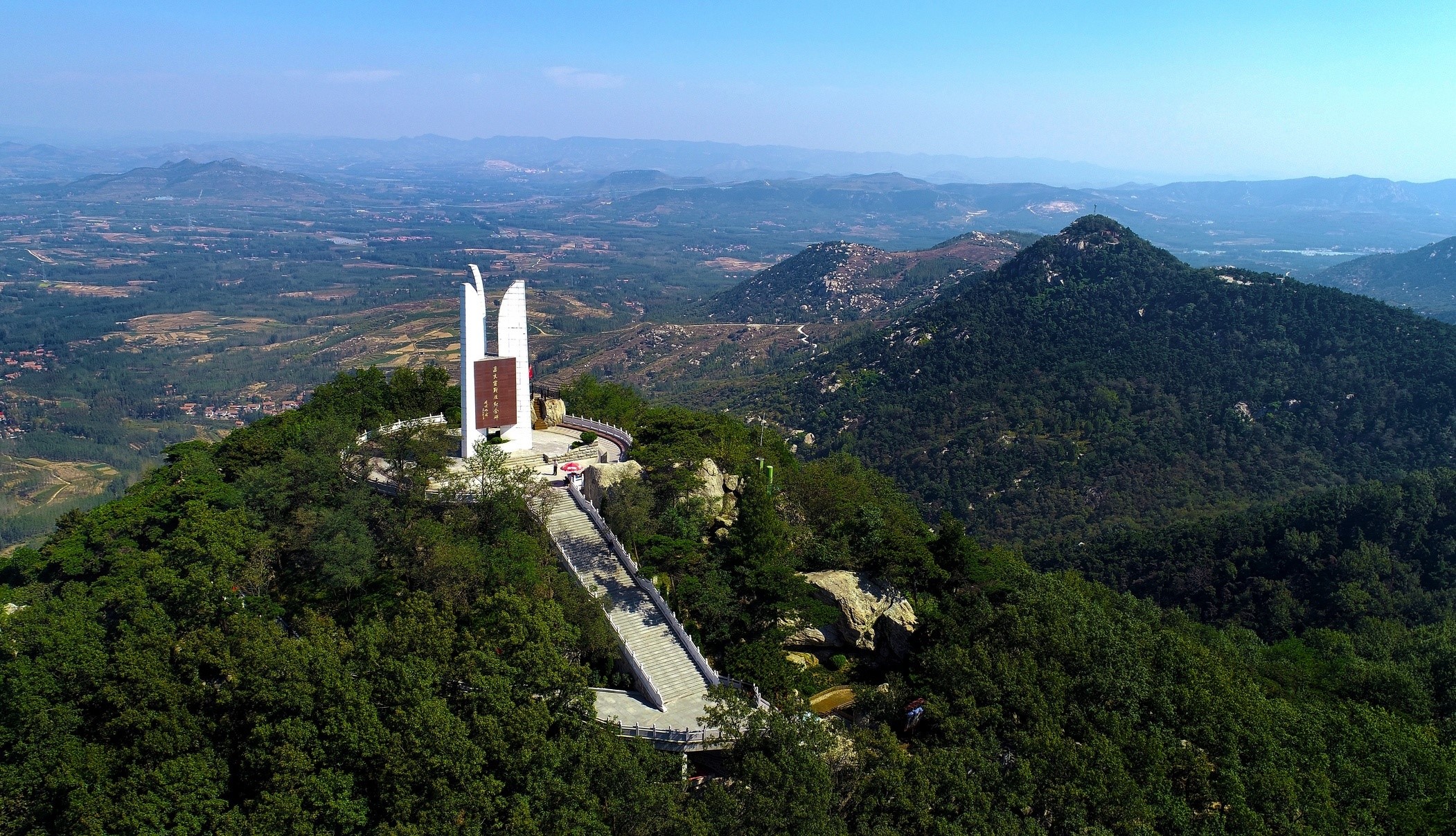孟良崮旅游区是国家4a级旅游区,因解放战争时期华东野战军在此一举