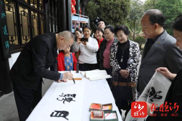 临沂书法家走进王羲之故居挥毫泼墨赠游客