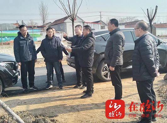 他凭着一股闯劲勇立改革开放的潮头,成为县塑料厂的推销科长.