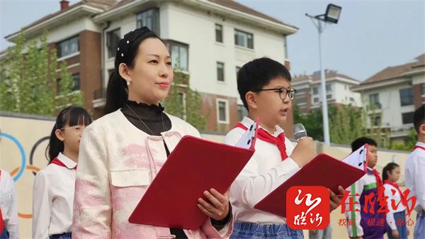 临沂北城小学举行2024年全科阅读暨第十五届校园读书节主题升旗仪式-