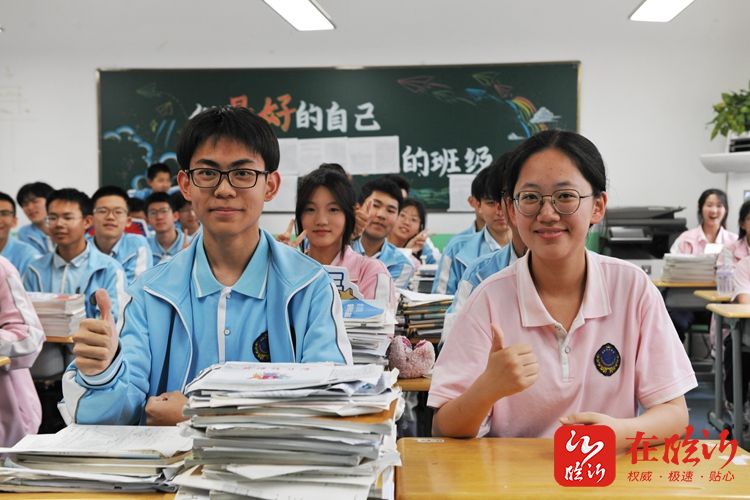 这不仅仅是一张照片,它是三年同窗情谊的凝结,是青春记忆中最温柔的一