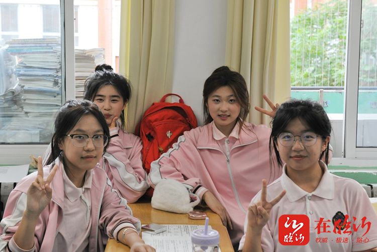 这不仅仅是一张照片,它是三年同窗情谊的凝结,是青春记忆中最温柔的一