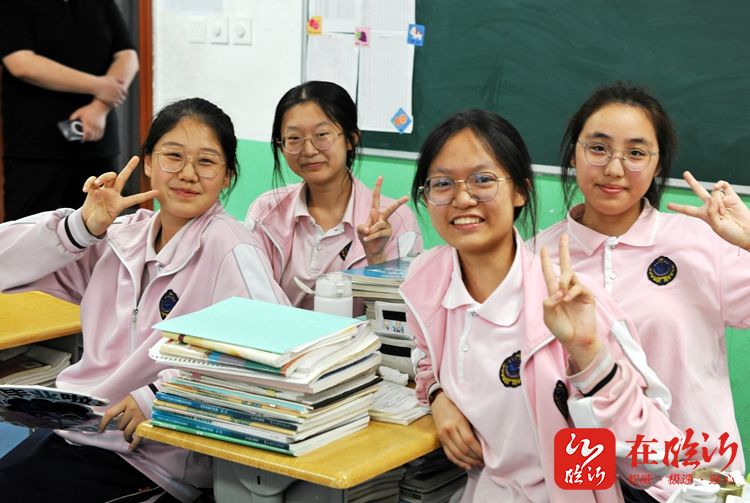 这不仅仅是一张照片,它是三年同窗情谊的凝结,是青春记忆中最温柔的一