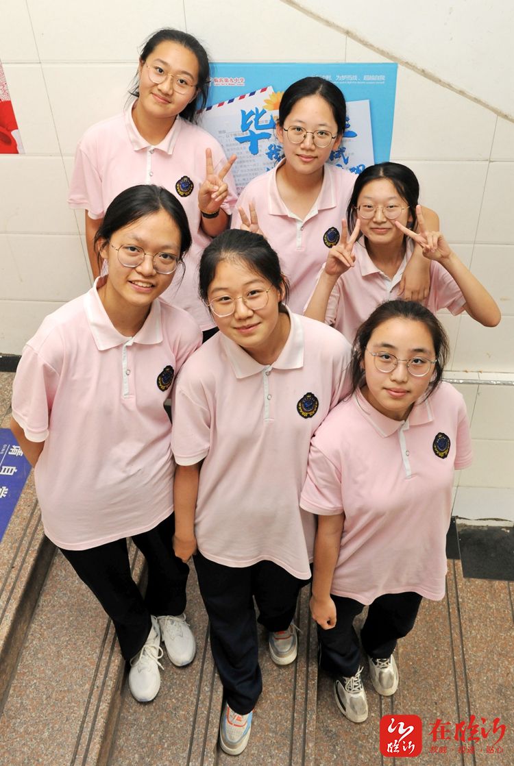 这不仅仅是一张照片,它是三年同窗情谊的凝结,是青春记忆中最温柔的一