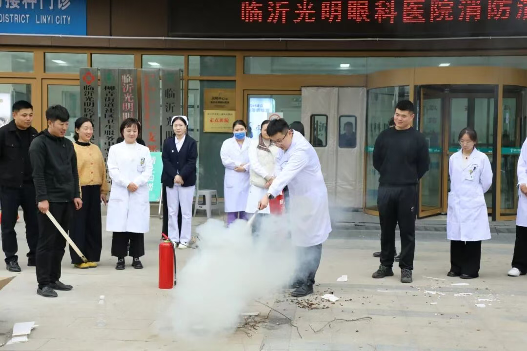 星空体育网站：压实消防责任杜绝安全隐患临沂光明眼科医院开展“119消防应急疏散演练”暨安全知识培训(图3)